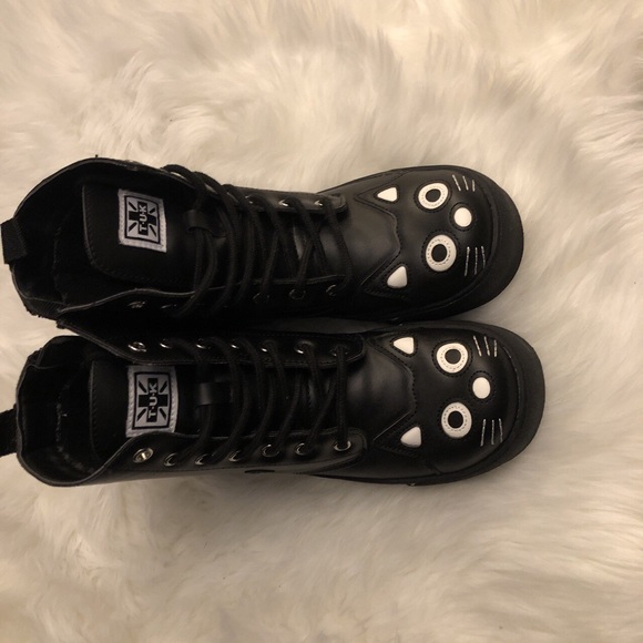 tuk cat boots